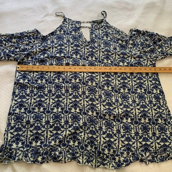 NEW Suzanne Betro cold shoulder lightweight flutter sleeve flowy shirt top - Picture 4 of 8